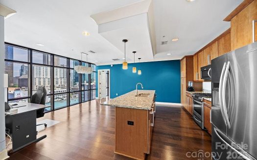 Condo for Sale in Charlotte, NC 28202 – 1 Bedroom, 2 Baths – $490000