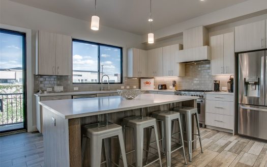 Condo for Sale in Dallas, TX 75208 – 3 Bedrooms, 3 Baths – $600000
