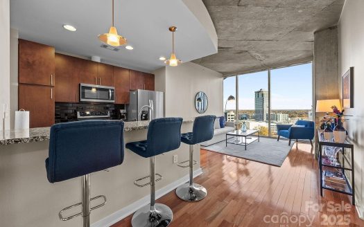 Condo for Sale in Charlotte, NC 28202 – 1 Bedroom, 1 Bath – $375000