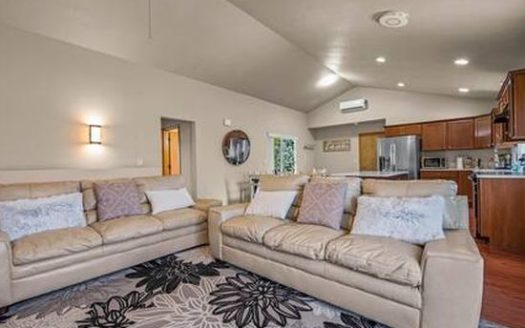 4-Bedroom Single-family for Rent in Happy Valley with Deck