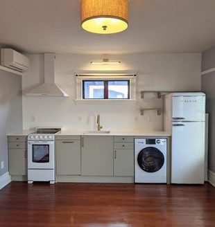 920 SE 14th Ave #B: 2-Bedroom Apartment for Rent in Portland