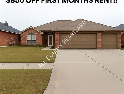 3-Bedroom Single-family for Rent at 2728 SE 93rd St, Garage