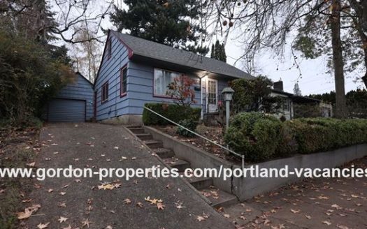 3-Bedroom Single-family for Rent at 4009 SE Flavel St, Garage