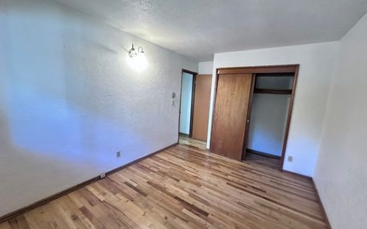 Hardwood Floors Apartment in Portland for Rent, 4642 SW Vermont St