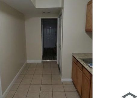 Washington Rental: 5-Bedroom Apartment with Air Conditioning